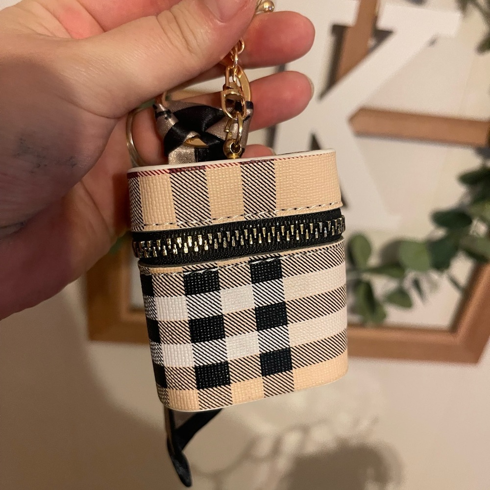 High Quality Fashion Air Pod Case Holder Keychain - Picture 3 of 5